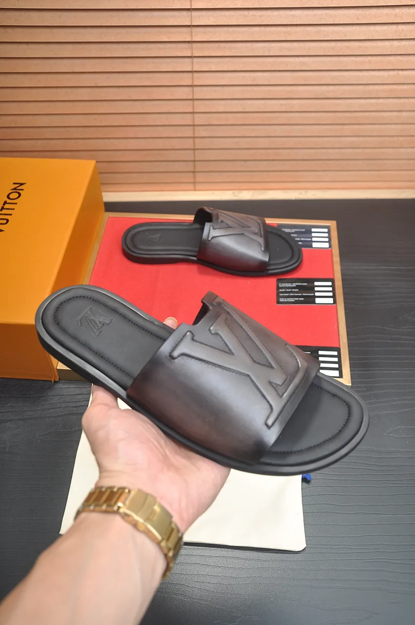 Men's shoes 💰360💶 [Louis Vuitton LV slippers] (high-end cowhide) counter 1:1 fashion style, a must-have for summer! The designer used LV’s iconic outsole. The original simple slippers instantly become fashionable! The upper is made of flexible special cowhide leather straps alternately, and the workmanship is exquisite! A must-have for stylish men in summer, size 38-46 (45 46 customized)